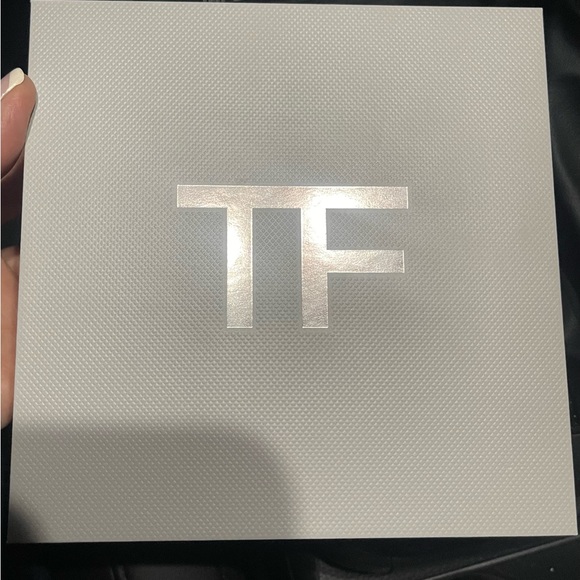 TOM FORD
SOLEIL SHIMMERING BODY OIL DUO - Picture 3 of 3